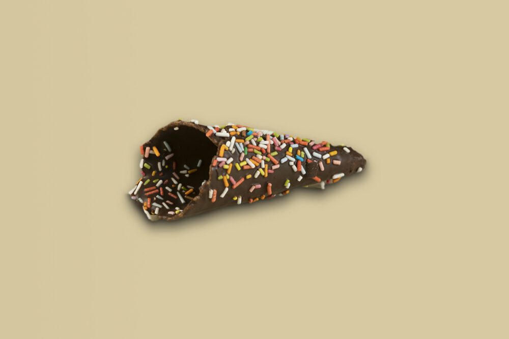 mini cono de chocolate con fideos de colores